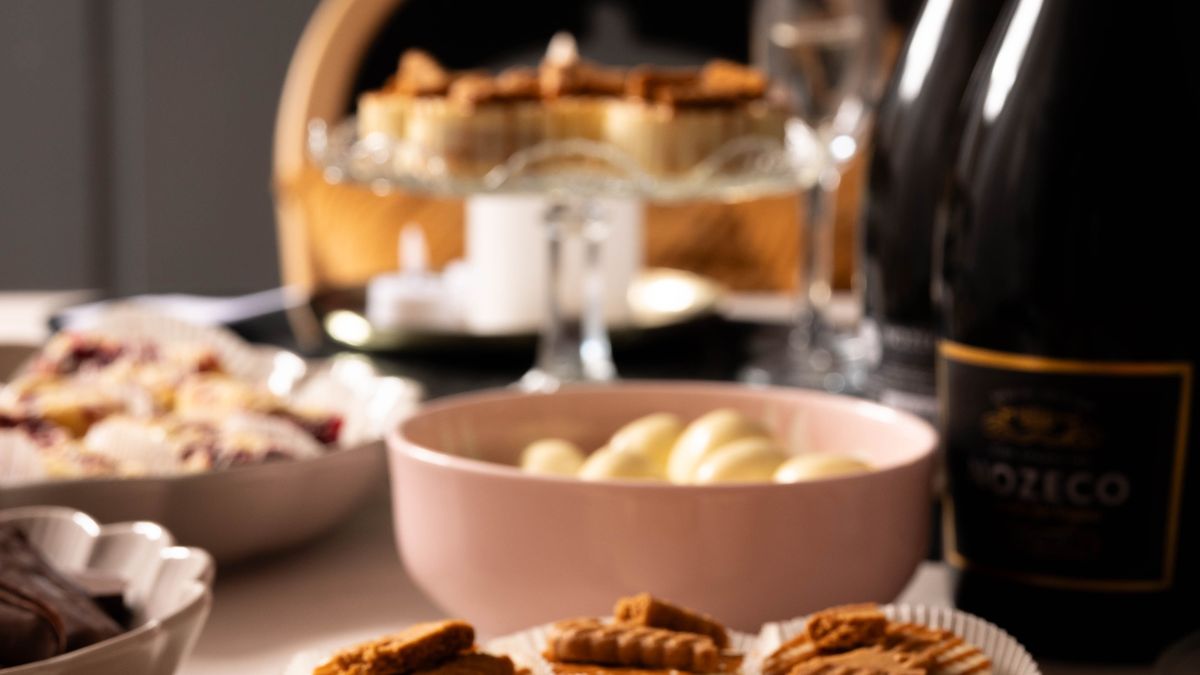 Uppdukat bord med bakverk, en skål vit choklad och glas för skål.